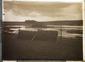 Image représentant Séchage du foin ou de la paille près d'un lac