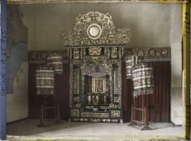 Image représentant L'Exposition Coloniale Internationale de 1931, un autel dédié aux ancêtres dans le pavillon de la Cochinchine