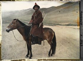 Image représentant Un chasseur mongol à cheval et armé d'un fusil à pierre