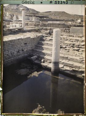 Image représentant Les Maisons au bord de la mer au fond, l'Ile de Tinos - La fontaine Minoé