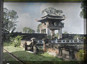 Image représentant La troisième cour du Van-mieu, temple confucéen de la " Culture littéraire ", dans le quartier de la Citadelle (route de Sinh-tu)