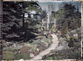Image représentant Chemin du " sanctuaire japonais " menant au sôrintô, bordé de rocailles, arbres et bambous