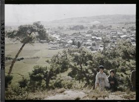 Image représentant Deux jeunes femmes sur une hauteur dominant la plaine d'Asama