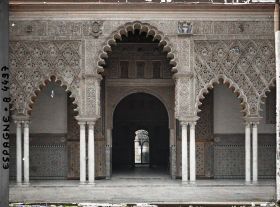 Image représentant Alcazar : porte vers le salon de Embajadores ("des Ambassadeurs") vue du patio de las Doncellas ("des Demoiselles")