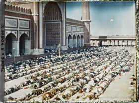 Image représentant La prière du vendredi dans la cour de la Grande Mosquée (Jama Masjid)