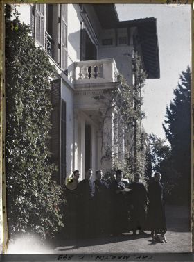 Image représentant Des ecclésiastiques, invités par Albert Kahn, au pied du perron de la villa Miramar