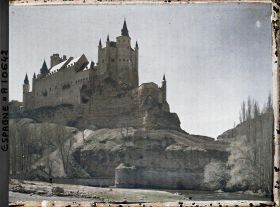 Image représentant Espagne, Ségovie, L'Ensemble de l'Alcazar vu de la rive droite de l'Eresma