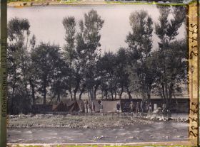 Image représentant (Sur le fleuve Logar au sud-ouest de Kaboul), campement de la "Mission d'Études des Chemins de fer de l'Afghanistan", sur les rives du Logar