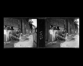 Image représentant Un cordonnier au travail sur Dingzijie ("rue en Forme de T"), appelée aussi Bamiancao (lieu-dit "l'Auge à Huit Faces")