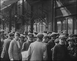 Image représentant Queue devant un établissement distribuant des repas gratuits