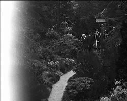 Image représentant Albert Kahn reçoit le maréchal Pétain dans les jardins de sa propriété de Boulogne.