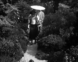 Image représentant La Comtesse Elisabeth Greffuhle et le peintre Fujita dans les jardins de la propriété d'Albert Kahn