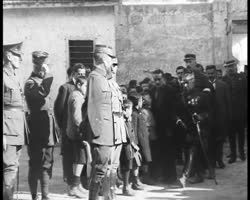 Image représentant Arrivée du général Gouraud à Mersine, passage dans la ville et visite d'écoles