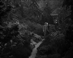 Image représentant André Michelin et son secrétaire en compagnie d'Albert Kahn dans les jardins de sa propriété