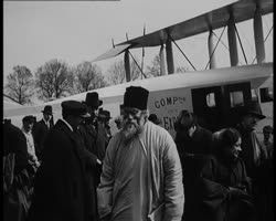Image représentant Arrivée du poète hindou Rabindranath Tagore par avion de Londres au Bourget