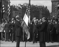 Image représentant Remise du drapeau américain à la police parisienne sur la place du parvis de Notre-Dame