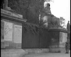 Image représentant Affiches contre la paix et soldats américains aux Champs-Elysées