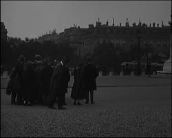 Image représentant File d'autocars amenant les touristes américains et anglais à l'Arc de Triomphe