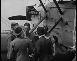 Image représentant Arrivée et départ des aviateurs américains Smith, Wade et Nelson effectuant le premier tour du monde