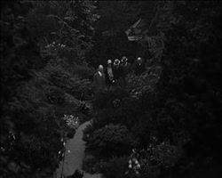 Image représentant Albert Kahn reçoit monsieur Walter Edge, ambassadeur des Etats-Unis, et son épouse dans les jardins de sa propriété de Boulogne.