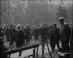 Image représentant Les employés du métro Nord-Sud, grèvistes, réunis au lac Daumesnil