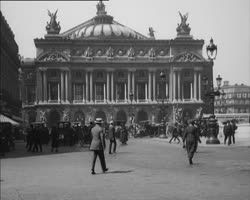 Image représentant Les derniers fiacres place de l'Opéra