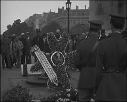Image représentant Les vétérans américains déposent une couronne sur la tombe du Soldat Inconnu