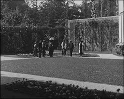 Image représentant Albert Kahn reçoit la Délégation Japonaise à la conférence de la Paix dans les jardins de sa propriété à Boulogne.