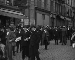 Image représentant Sortie du meeting contre la guerre, organisé par le Parti Communiste à la maison des Syndicats, 33 rue de la Grange aux Belles