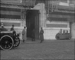 Image représentant Cimetière Père Lachaise, affiches sur l'emprunt de guerre et le discours de Deschanel et Clemenceau