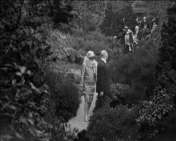 Image représentant Visiteurs dans les jardins de la propriété d'Albert Kahn