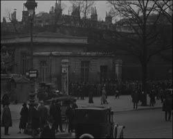Image représentant Les abords de la Chambre des députés pendant le débat sur le projet financier