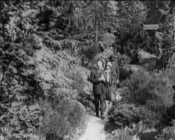 Image représentant Albert Kahn reçoit monsieur Bouisson, Président de la Chambre des Députés, dans les jardins de sa propriété de Boulogne.