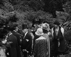 Image représentant Albert Kahn reçoit monsieur Hughes, secrétaire d'Etat aux Affaires étrangères des Etats-Unis dans les jardins de sa propriété de Boulogne.