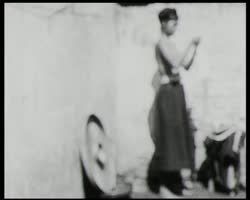 Image représentant Jeune fille montrant l'ajustement des différentes pièces du costume tonkinois