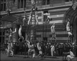 Image représentant La remise du drapeau américain à la police parisienne et exercices des pompiers à la caserne Carpeaux