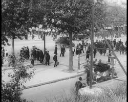 Image représentant Les Parisiens quittent Paris pour la Pentecôte par la porte Maillot