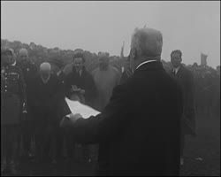 Image représentant Raymond Poincaré inaugurant le monument des chasseurs à pied au sommet du grand ballon