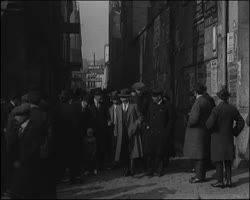 Image représentant Réunion des employés du gaz, rue de la Grange-aux-Belles. Des affiches de grève