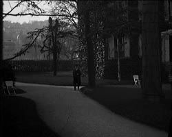 Image représentant M.Kerensky dans les jardins de la propriété d'Albert Kahn
