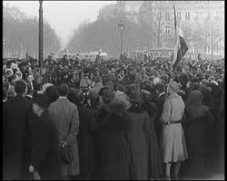 Image représentant Les représentants de l'armée chinoise au Tombeau du Poilu Inconnu à l'Arc de Triomphe