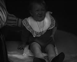 Image représentant Madame Dutertre et son fils Raymond dans le jardin d'hiver de la propriété d'Albert Kahn