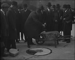 Image représentant Pose du pavé de bronze du Parvis de Notre-Dame