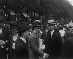 Image représentant Décoration des Grands Boulevards et foule lors des fêtes de la Victoire