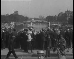 Image représentant Fête Américaine et la foule pendant la traversée de Paris à la nage