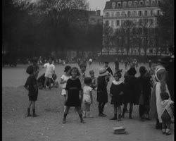 Image représentant Enfants dans les jardins publics pendant l'arrière-saison chaude