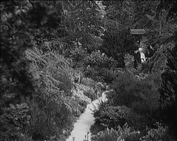 Image représentant Israël Lévi, Grand Rabbin de France dans les jardins de la propriété d'Albert Kahn