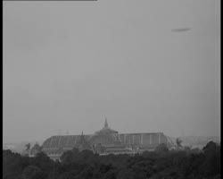 Image représentant Le Zeppelin L 72 au-dessus de Paris