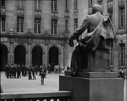 Image représentant La cour de la Sorbonne pendant les examens du Baccalauréat