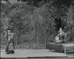 Image représentant Danses interprétées par de jeunes danseuses maiko (apprenties geisha) accompagnées au shamisen (luth à trois cordes) par une geisha
